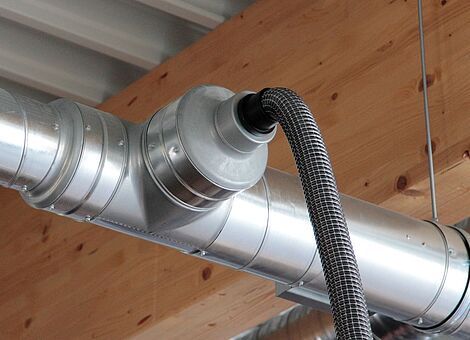 Leakage test on ventilation and air conditioning systems with the Wöhler DP 700 Leakage Tester, sealing a section of the ventilation and air conditioning system
